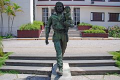 31 Cuba - Santa Clara - Bronze Statue of Che Guevara and the Child of the Revolution by Spanish Sculptor Casto Solano Marroyo.jpg